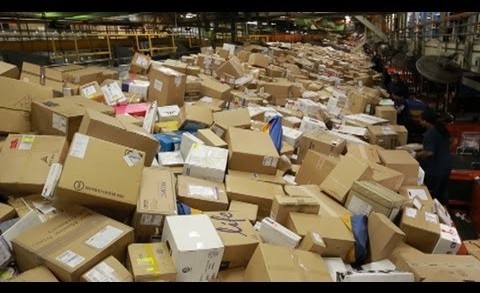 Inside FedEx’s ‘Superhub’ During Christmas Rush