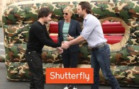 Mark Wahlberg and Taylor Kitsch Do An Obstacle Course!