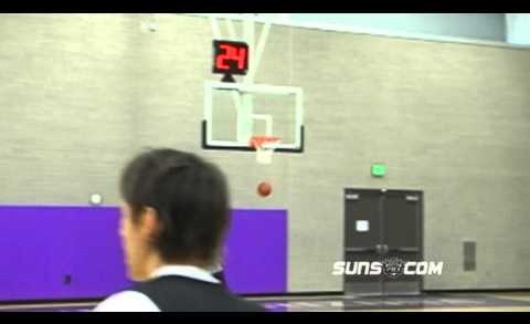 Phoenix Suns coach Alvin Gentry makes trick shot