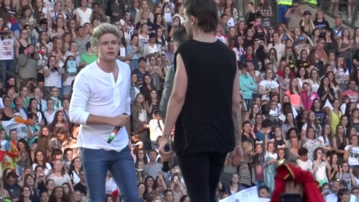 Talking + Kiss You – One Direction – OTRA – Brussels 13/06/2015