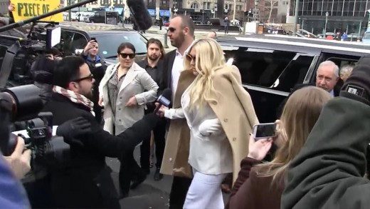Kesha Arriving To NYC Courthouse, Fans Cheer ‘Free Kesha Now’