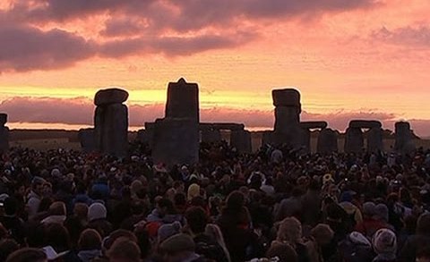 Raw: Thousands Mark Solstice at Stonehenge