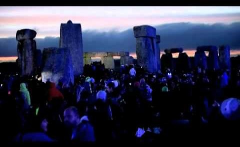 Summer solstice: Thousands watch stunning Stonehenge sunrise