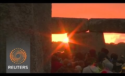 Thousands gather at Stonehenge for summer solstice