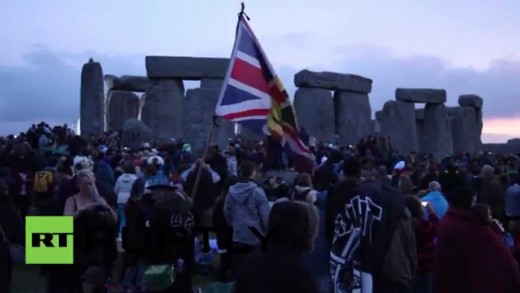 UK: Sun-worshippers swamp Stonehenge for summer solstice