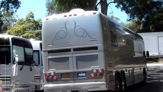 Adele tour bus arriving at UC Berkeley, California Greek Theater 8/14/11 in HD
